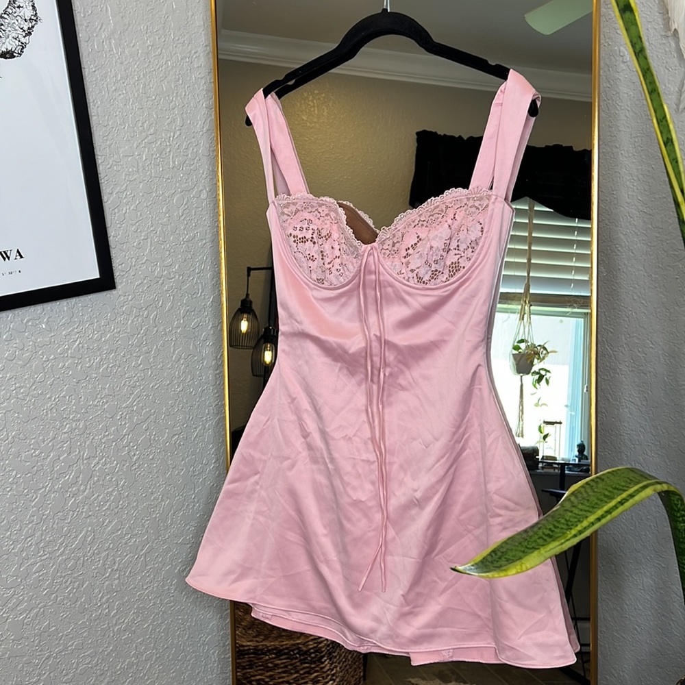 HOUSE OF CB 'Adriana' Rose Satin And Lace Mini Dress NWOT - Picture 7 of 11